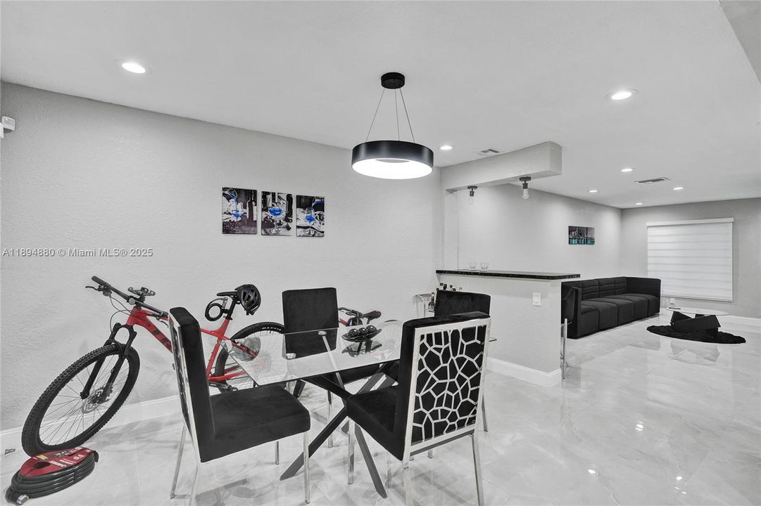 合同活跃: $3,300 (3 贝兹, 2 浴室, 1019 平方英尺)