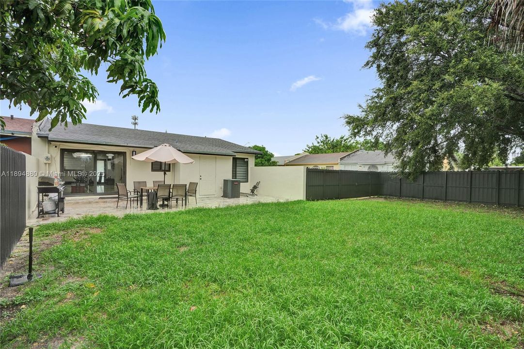 合同活跃: $3,300 (3 贝兹, 2 浴室, 1019 平方英尺)