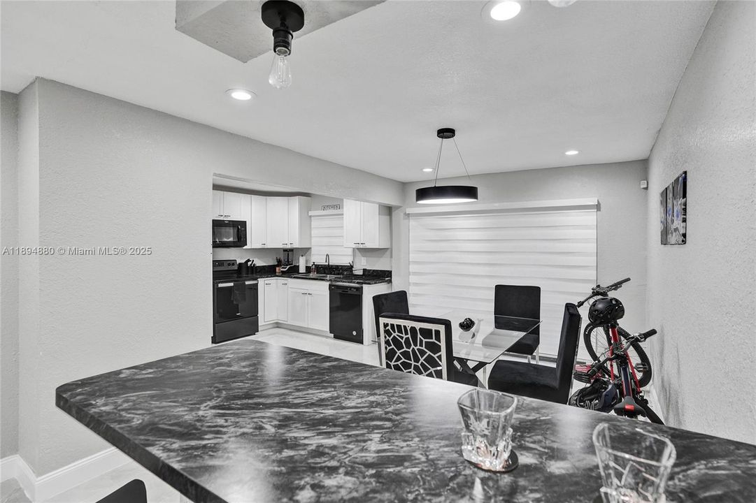 合同活跃: $3,300 (3 贝兹, 2 浴室, 1019 平方英尺)