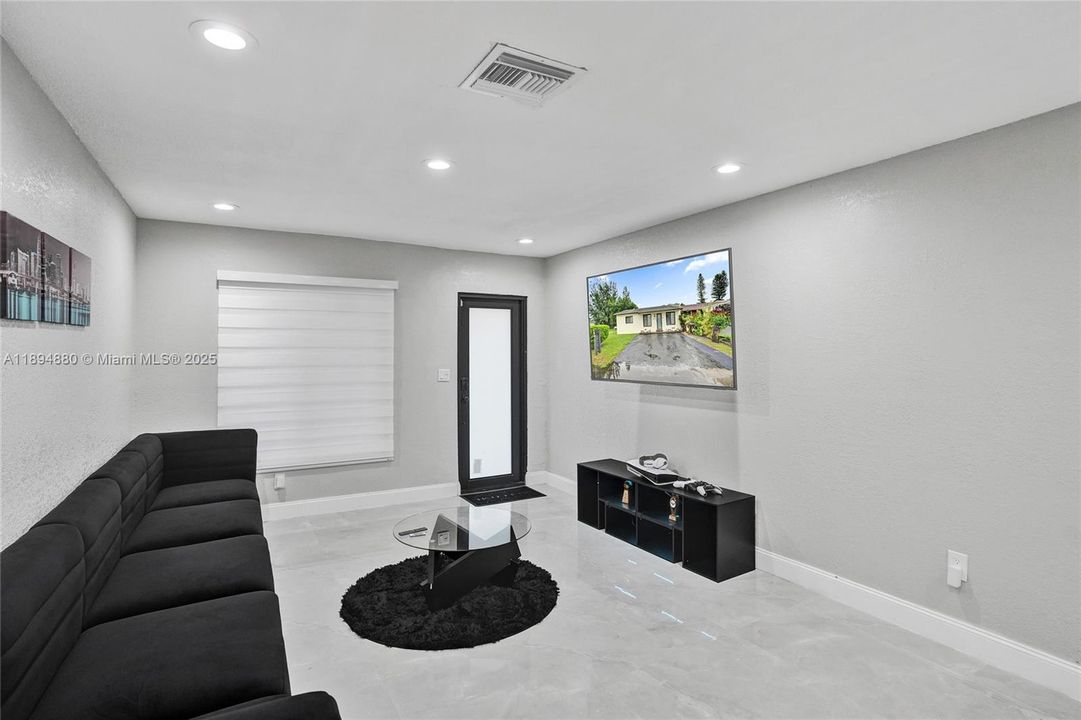 合同活跃: $3,300 (3 贝兹, 2 浴室, 1019 平方英尺)