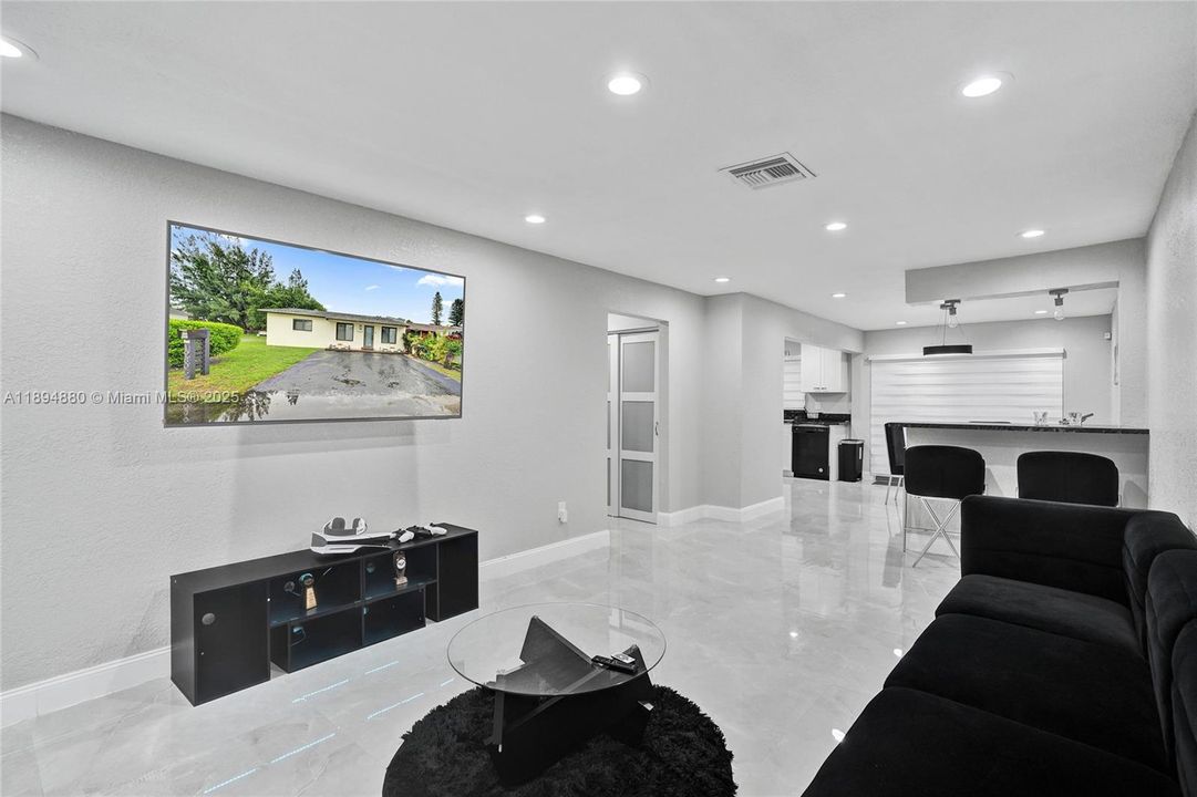 合同活跃: $3,300 (3 贝兹, 2 浴室, 1019 平方英尺)