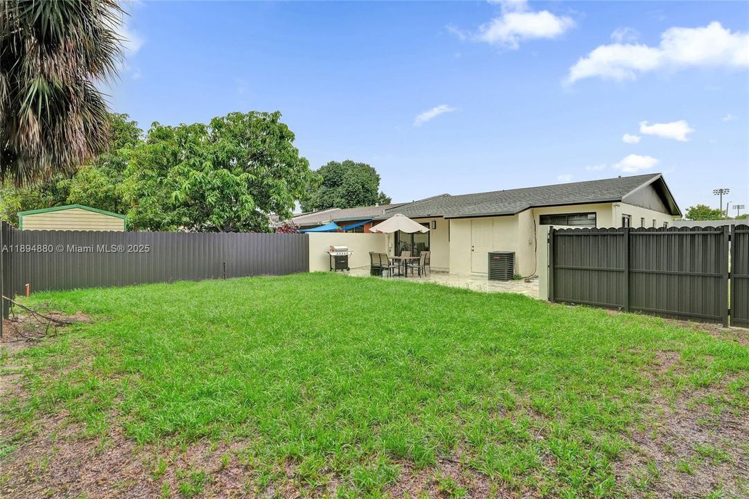 合同活跃: $3,300 (3 贝兹, 2 浴室, 1019 平方英尺)