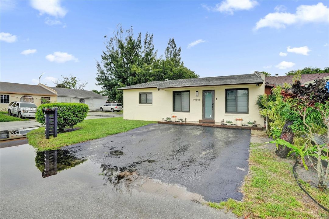 合同活跃: $3,300 (3 贝兹, 2 浴室, 1019 平方英尺)