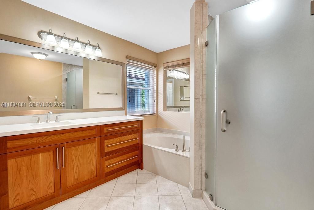 En Venta: $748,000 (4 camas, 4 baños, 2707 Pies cuadrados)