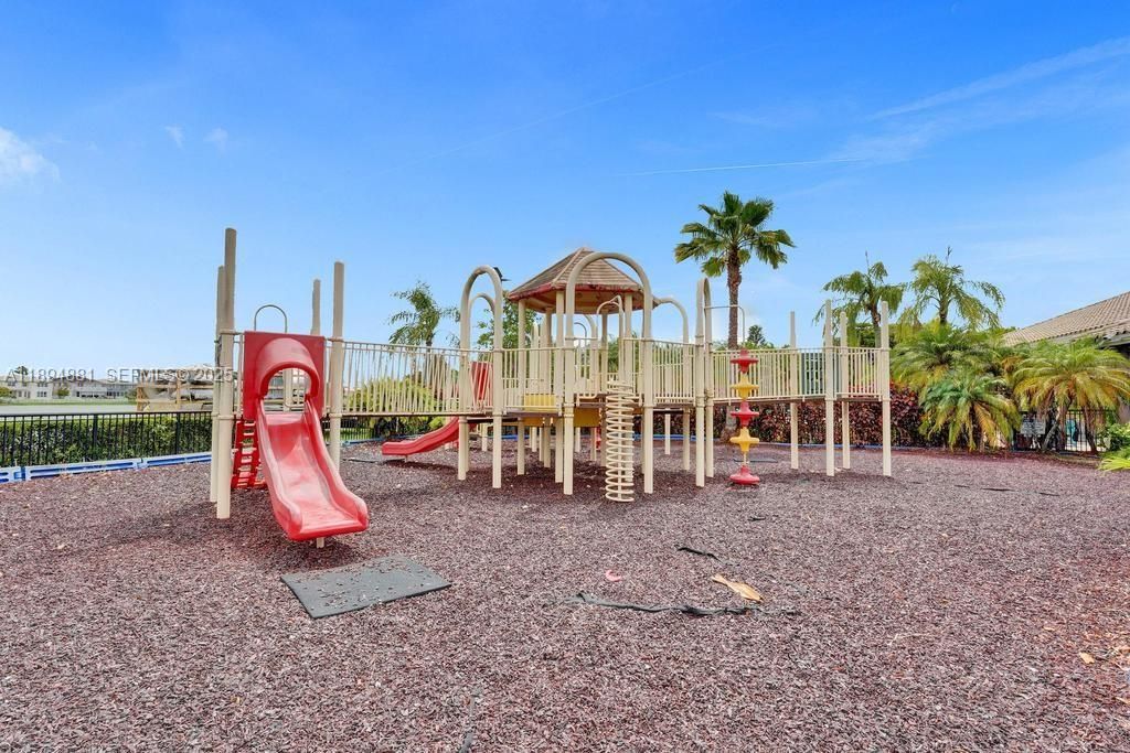 En Venta: $748,000 (4 camas, 4 baños, 2707 Pies cuadrados)