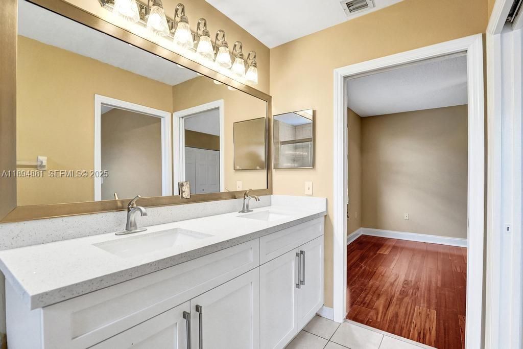 En Venta: $748,000 (4 camas, 4 baños, 2707 Pies cuadrados)