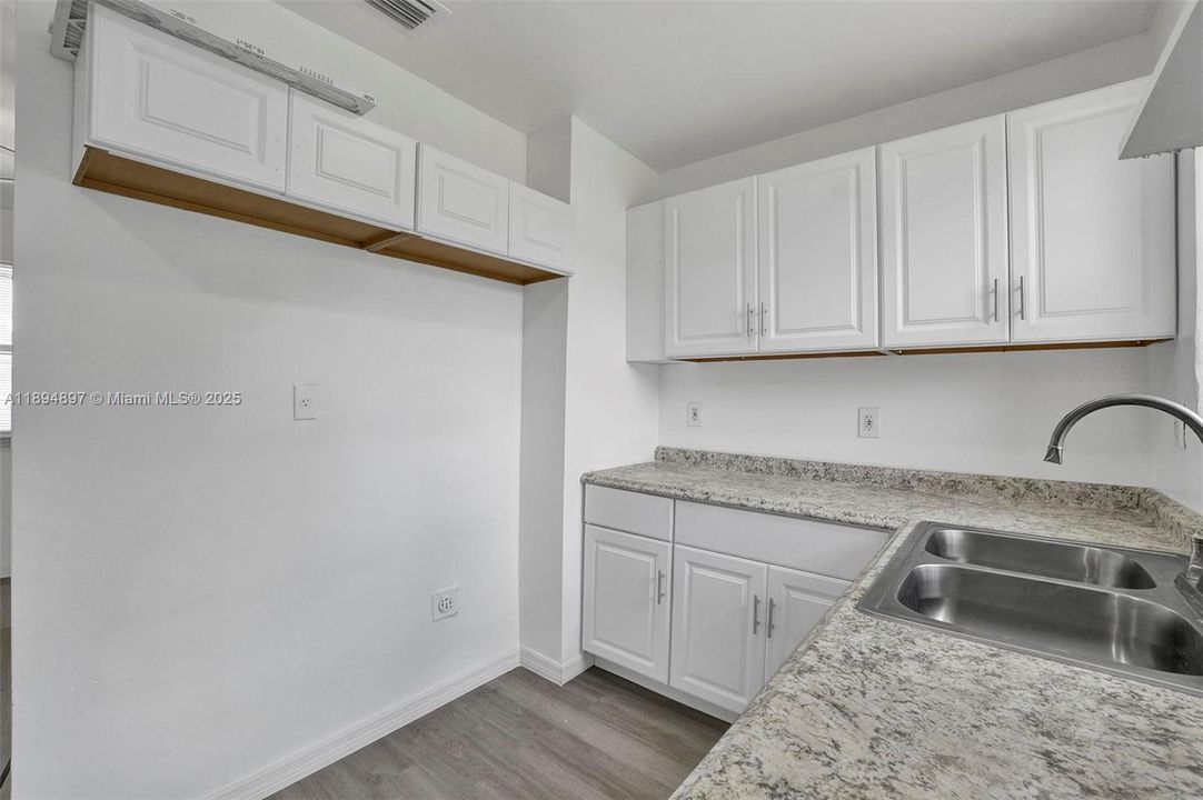 Recently Rented: $1,800 (1 beds, 1 baths, 2402 Square Feet)