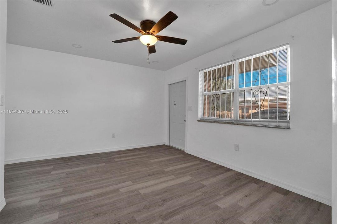 Recently Rented: $1,800 (1 beds, 1 baths, 2402 Square Feet)