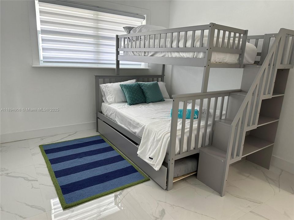 В аренду: $6,000 (4 спален, 2 ванн, 1718 Квадратных фут)