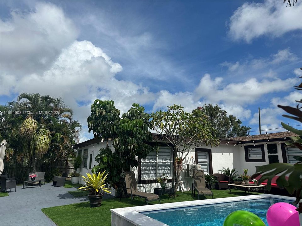 В аренду: $6,000 (4 спален, 2 ванн, 1718 Квадратных фут)