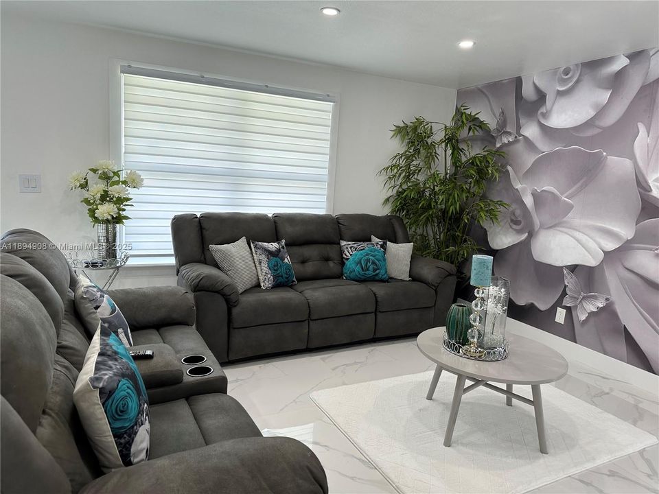 В аренду: $6,000 (4 спален, 2 ванн, 1718 Квадратных фут)