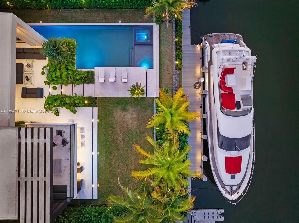 For Sale: $8,995,000 (7 beds, 7 baths, 6230 Square Feet)