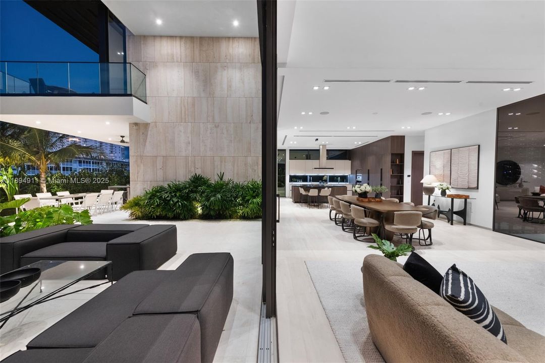 For Sale: $8,995,000 (7 beds, 7 baths, 6230 Square Feet)