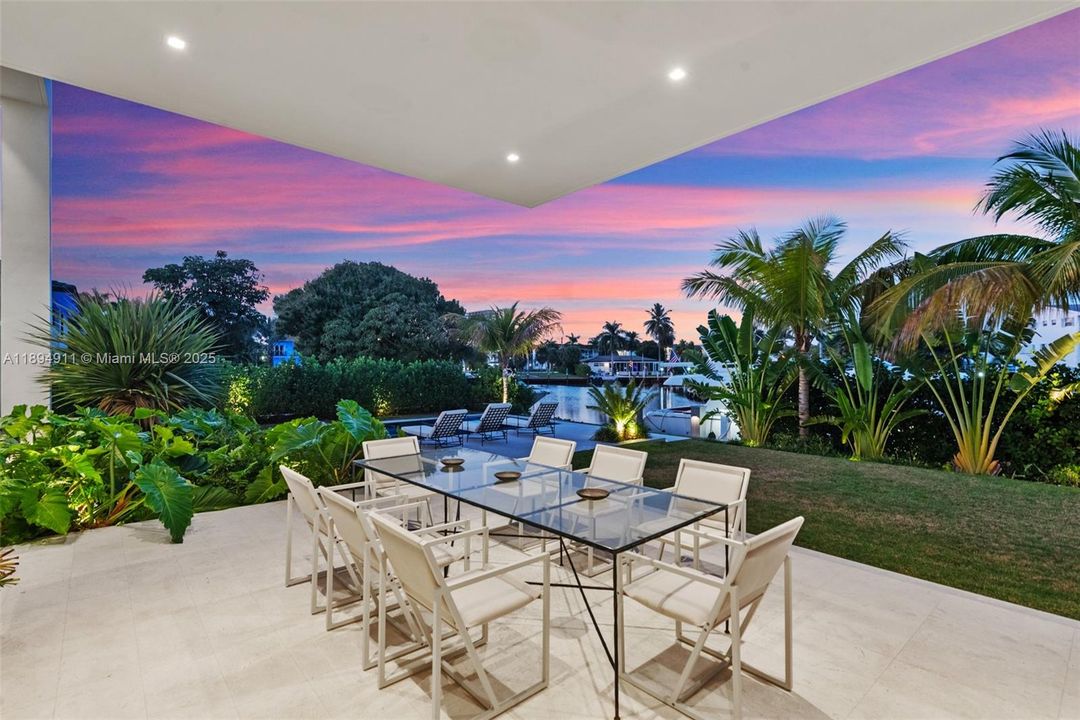 For Sale: $8,995,000 (7 beds, 7 baths, 6230 Square Feet)