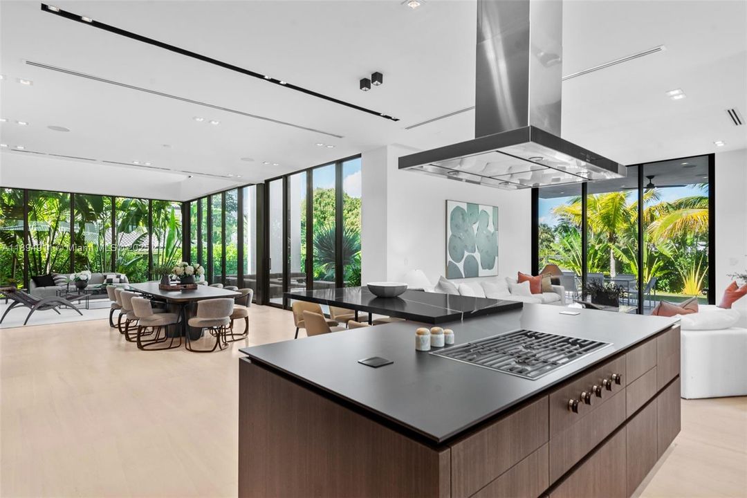 For Sale: $8,995,000 (7 beds, 7 baths, 6230 Square Feet)