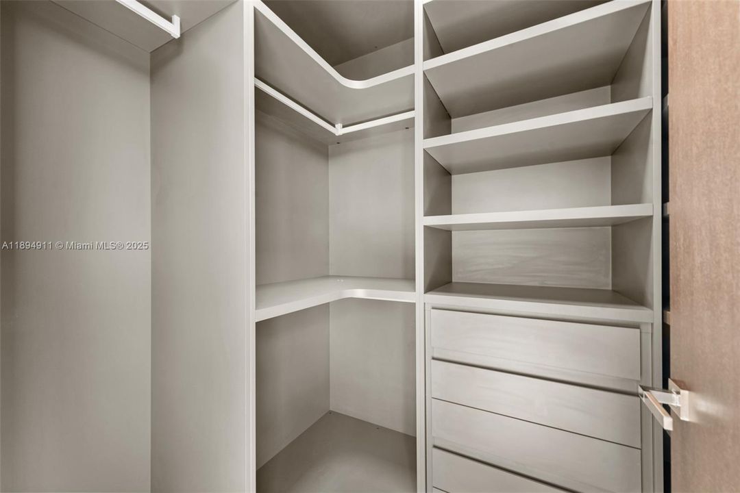 For Sale: $8,995,000 (7 beds, 7 baths, 6230 Square Feet)