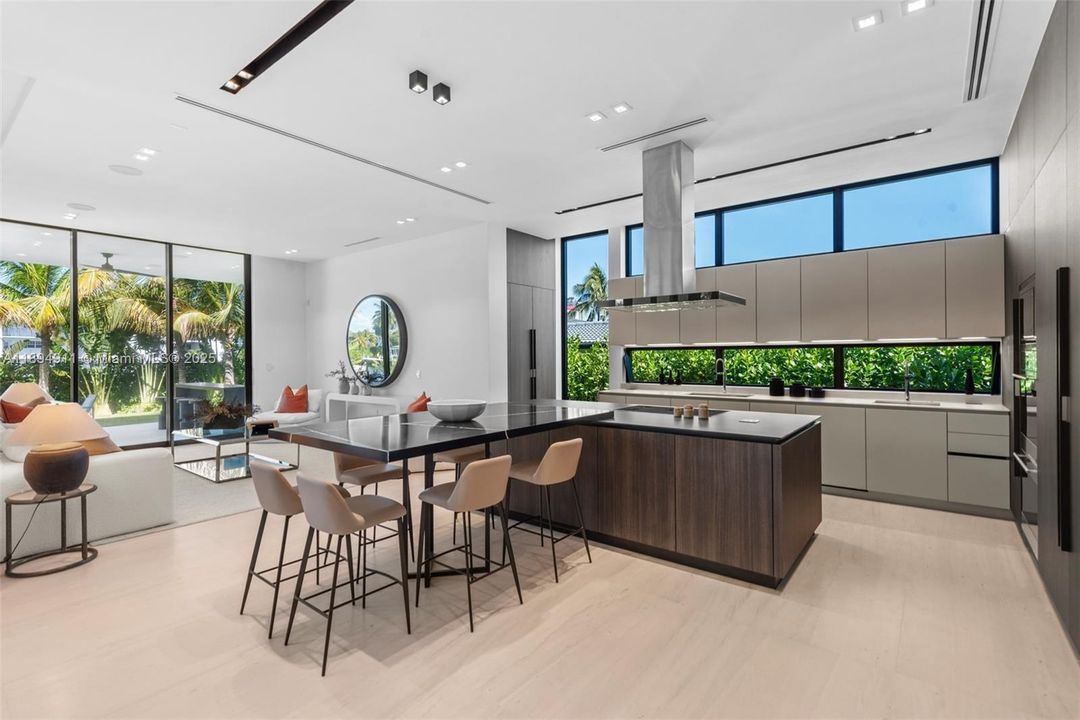 For Sale: $8,995,000 (7 beds, 7 baths, 6230 Square Feet)