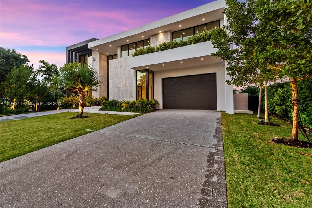 For Sale: $8,995,000 (7 beds, 7 baths, 6230 Square Feet)