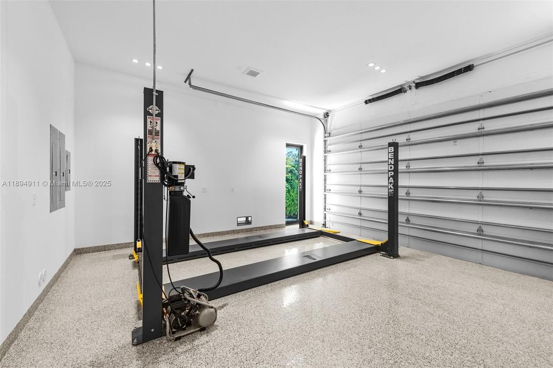 For Sale: $8,995,000 (7 beds, 7 baths, 6230 Square Feet)