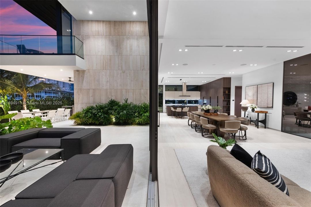 For Sale: $8,995,000 (7 beds, 7 baths, 6230 Square Feet)