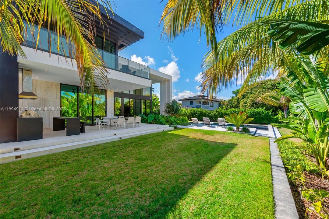 For Sale: $8,995,000 (7 beds, 7 baths, 6230 Square Feet)