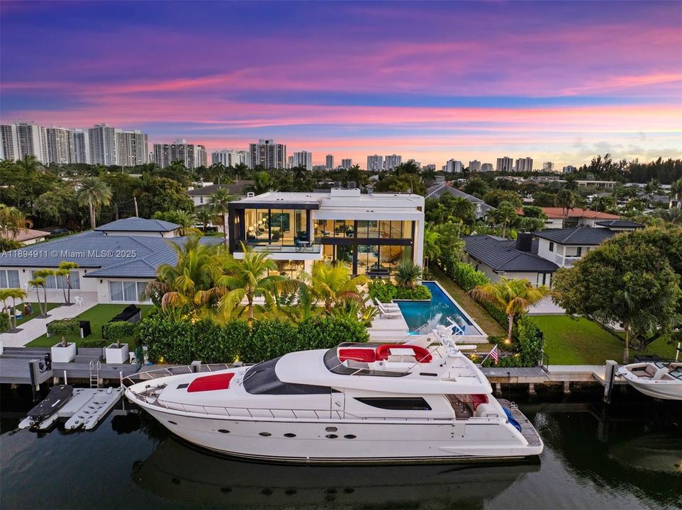 For Sale: $8,995,000 (7 beds, 7 baths, 6230 Square Feet)