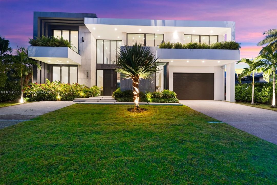 For Sale: $8,995,000 (7 beds, 7 baths, 6230 Square Feet)