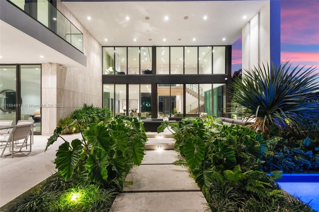 For Sale: $8,995,000 (7 beds, 7 baths, 6230 Square Feet)