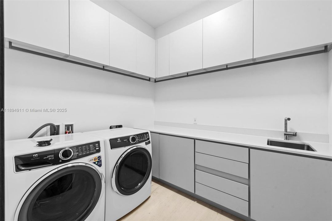 For Sale: $8,995,000 (7 beds, 7 baths, 6230 Square Feet)