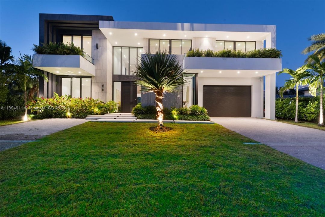 For Sale: $8,995,000 (7 beds, 7 baths, 6230 Square Feet)