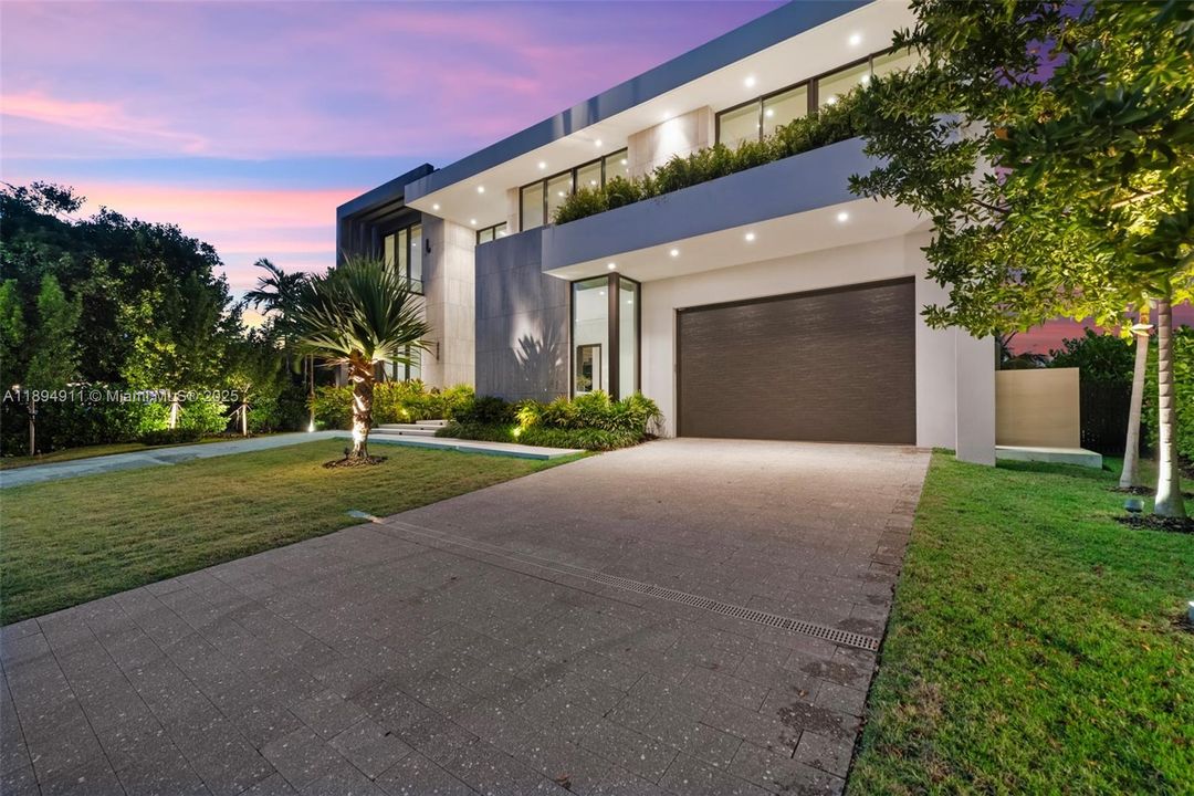 For Sale: $8,995,000 (7 beds, 7 baths, 6230 Square Feet)