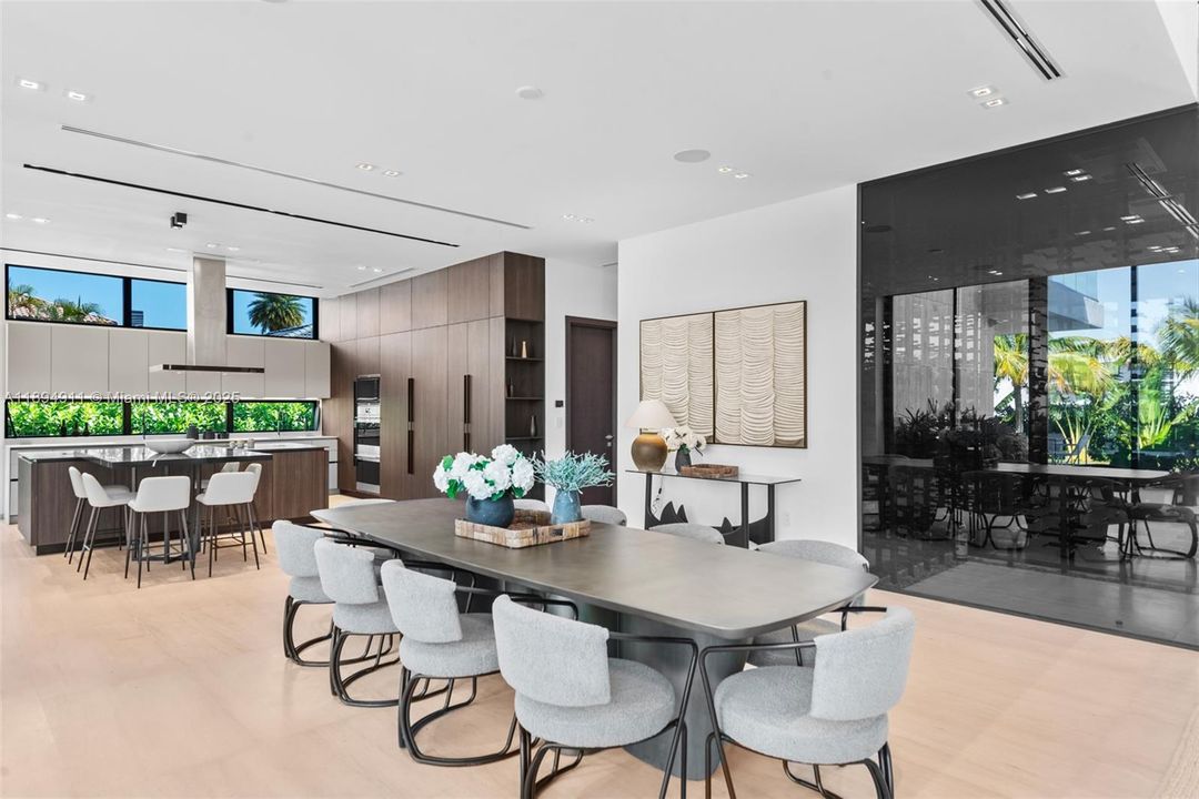 For Sale: $8,995,000 (7 beds, 7 baths, 6230 Square Feet)