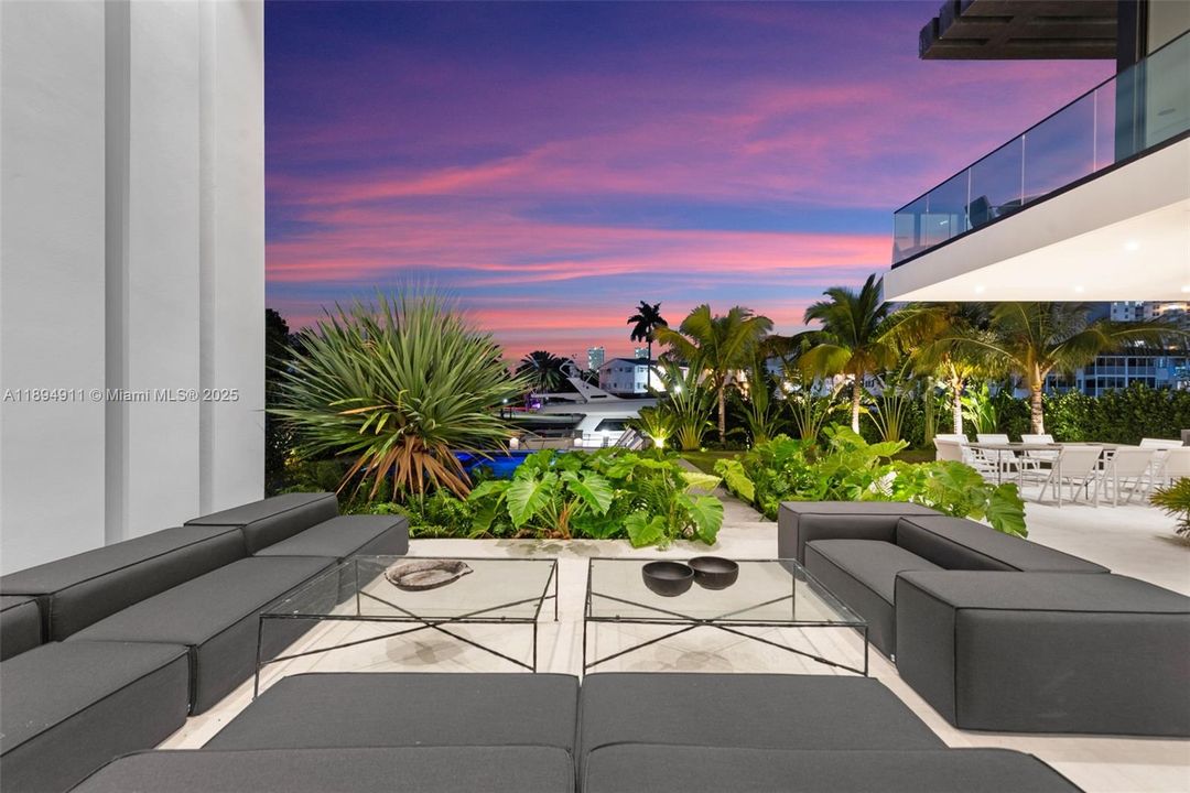 For Sale: $8,995,000 (7 beds, 7 baths, 6230 Square Feet)