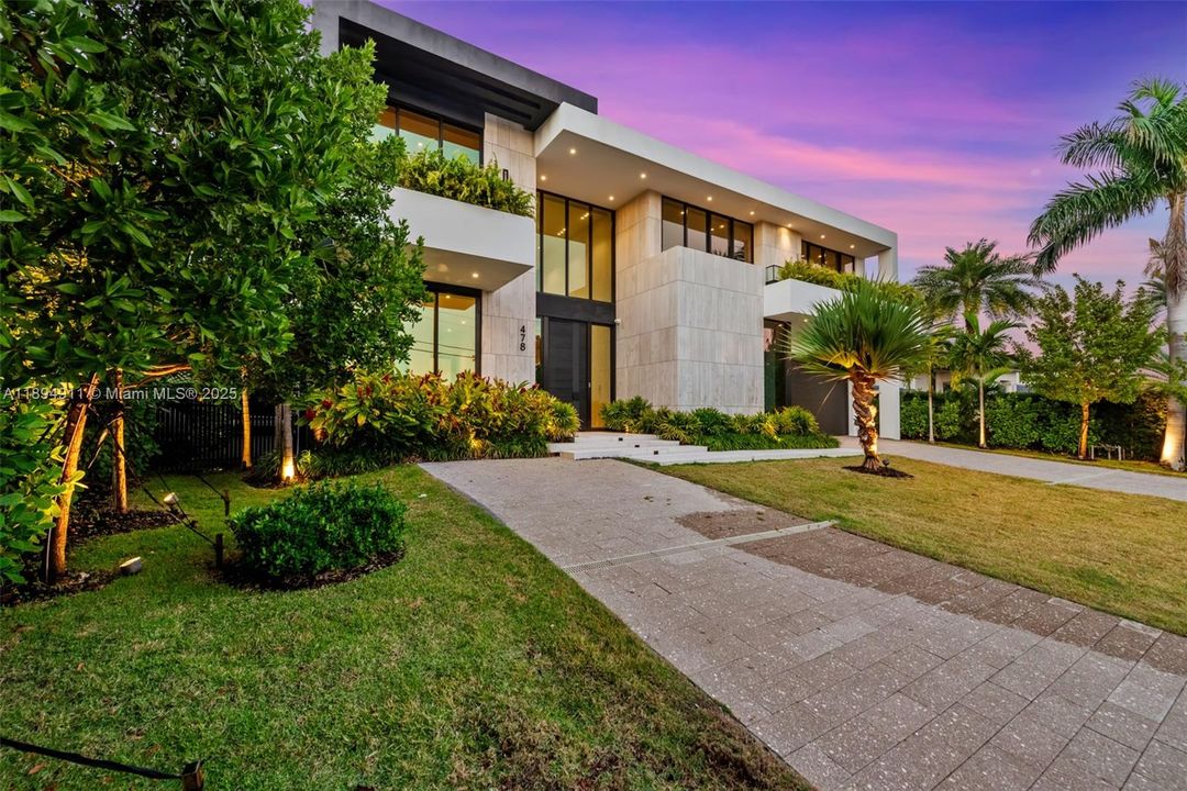 For Sale: $8,995,000 (7 beds, 7 baths, 6230 Square Feet)