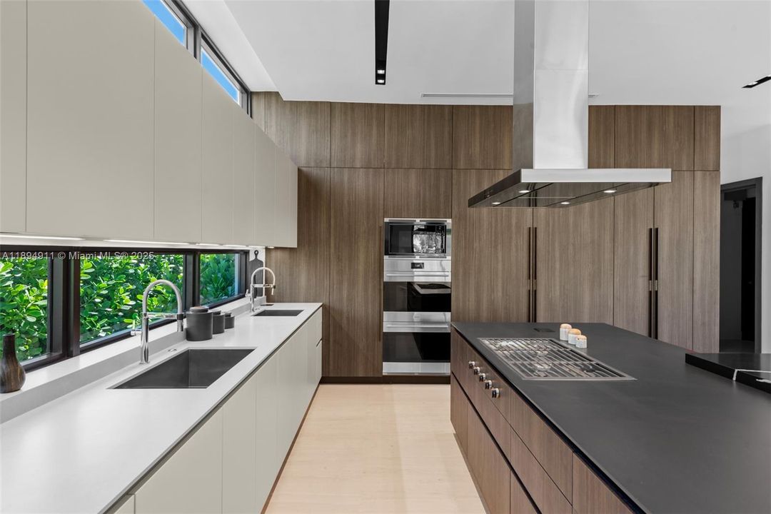 For Sale: $8,995,000 (7 beds, 7 baths, 6230 Square Feet)