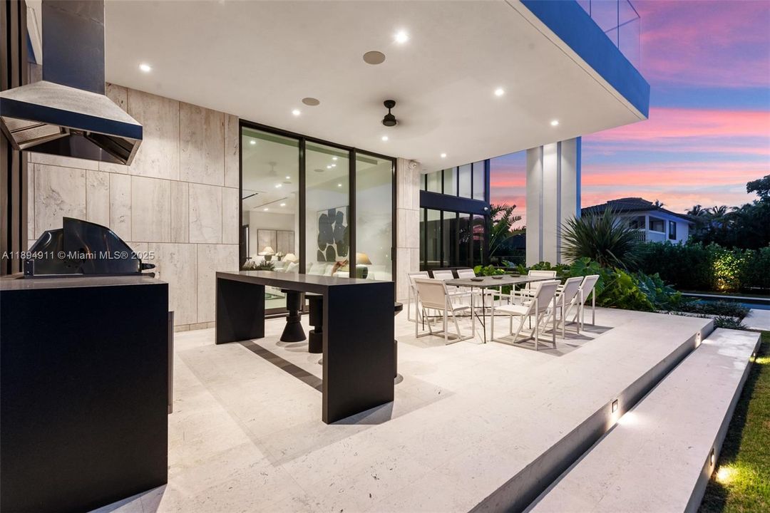 For Sale: $8,995,000 (7 beds, 7 baths, 6230 Square Feet)