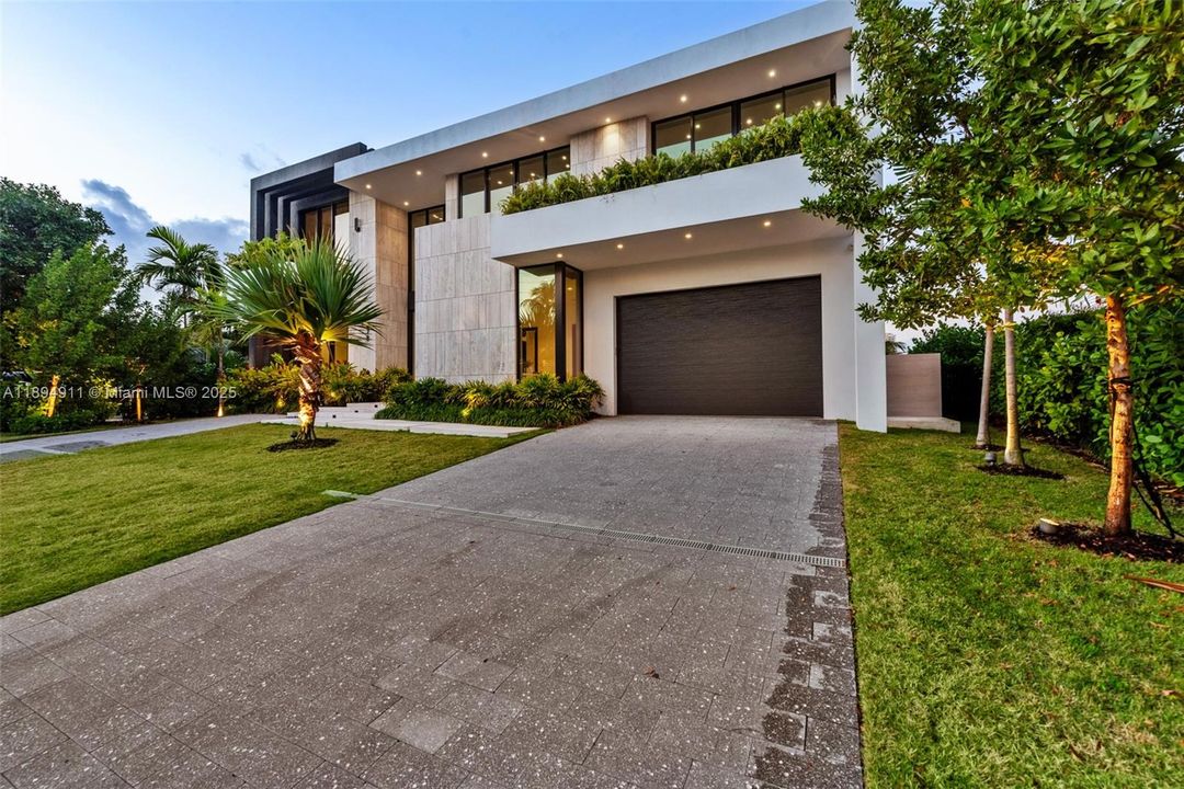 For Sale: $8,995,000 (7 beds, 7 baths, 6230 Square Feet)