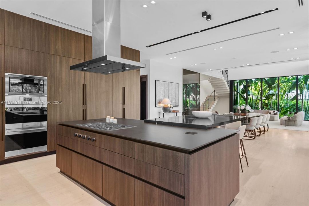 For Sale: $8,995,000 (7 beds, 7 baths, 6230 Square Feet)