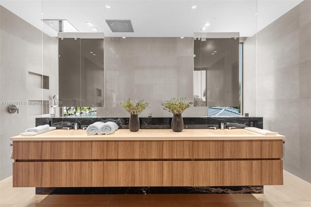 For Sale: $8,995,000 (7 beds, 7 baths, 6230 Square Feet)