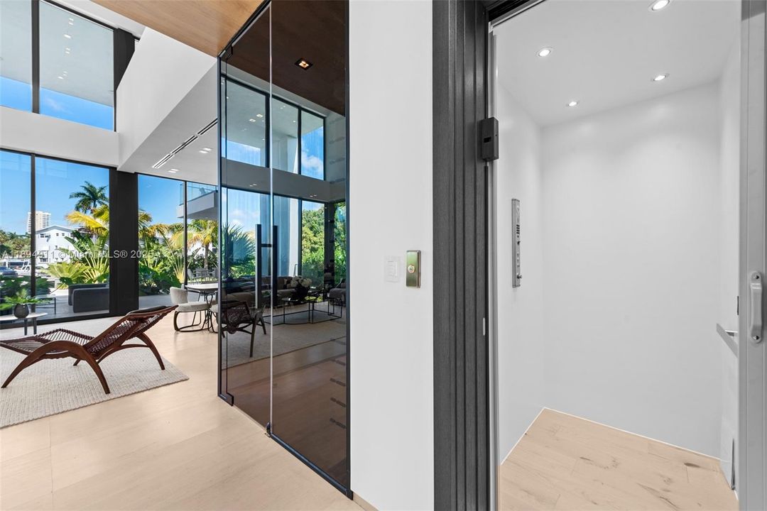 For Sale: $8,995,000 (7 beds, 7 baths, 6230 Square Feet)