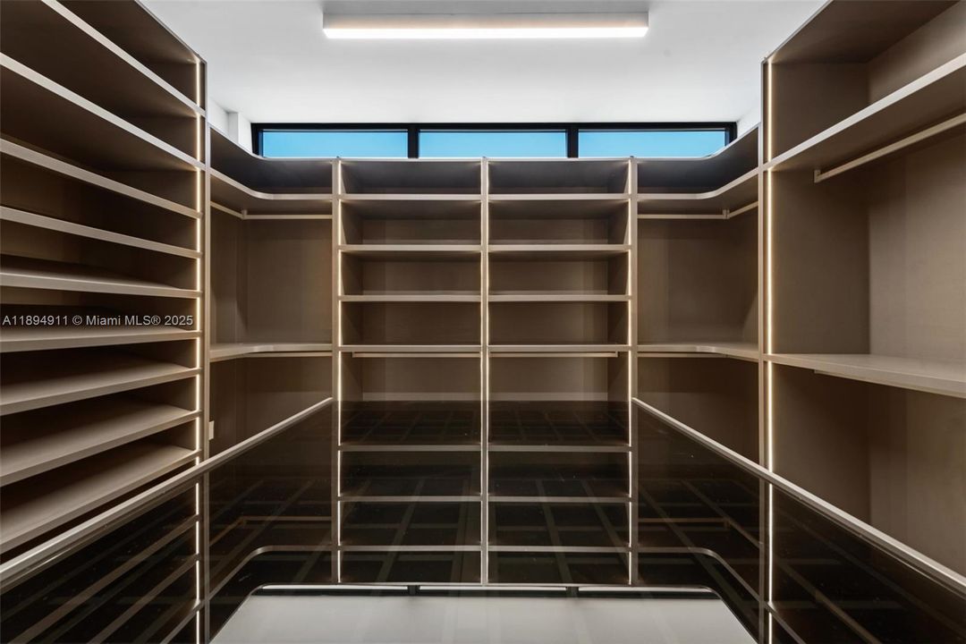 For Sale: $8,995,000 (7 beds, 7 baths, 6230 Square Feet)