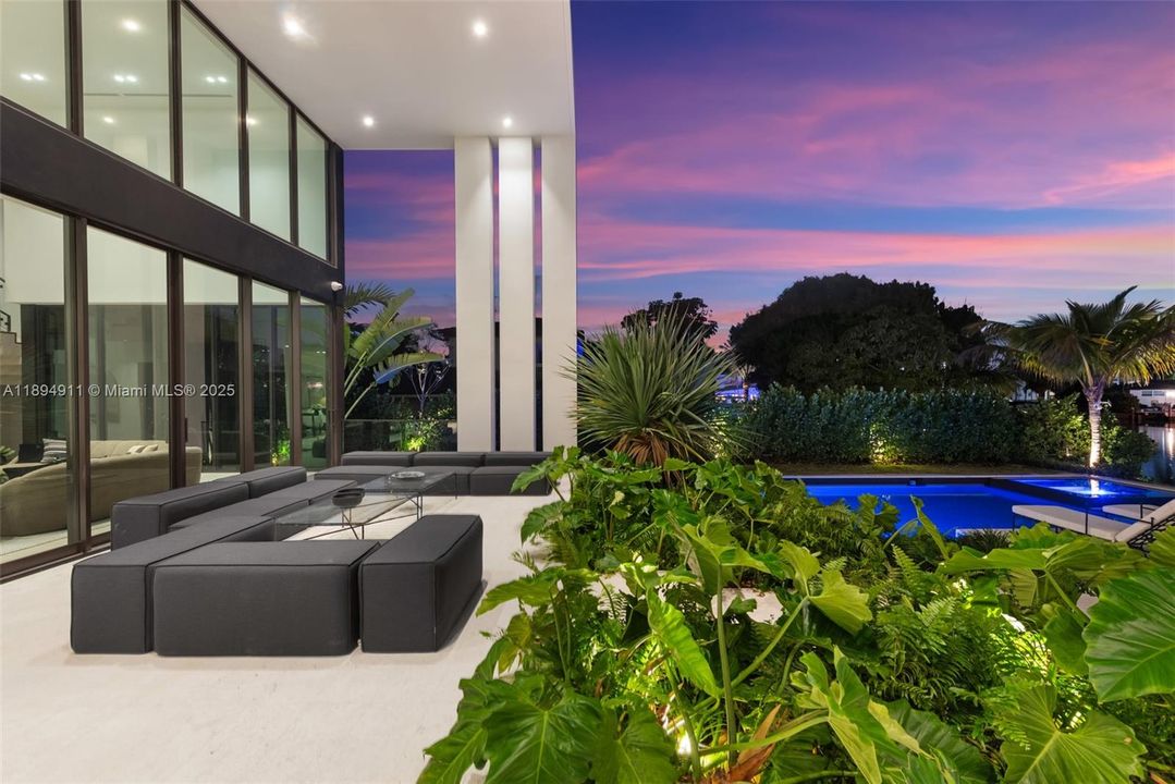 For Sale: $8,995,000 (7 beds, 7 baths, 6230 Square Feet)