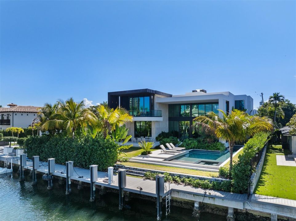 For Sale: $8,995,000 (7 beds, 7 baths, 6230 Square Feet)