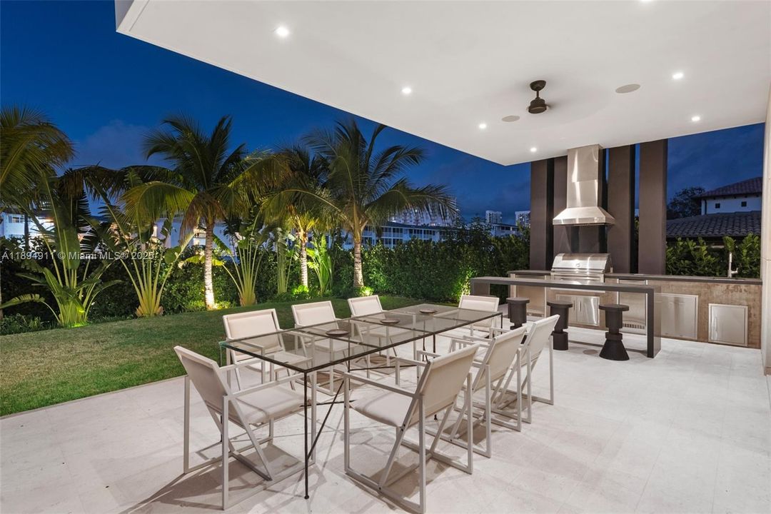 For Sale: $8,995,000 (7 beds, 7 baths, 6230 Square Feet)