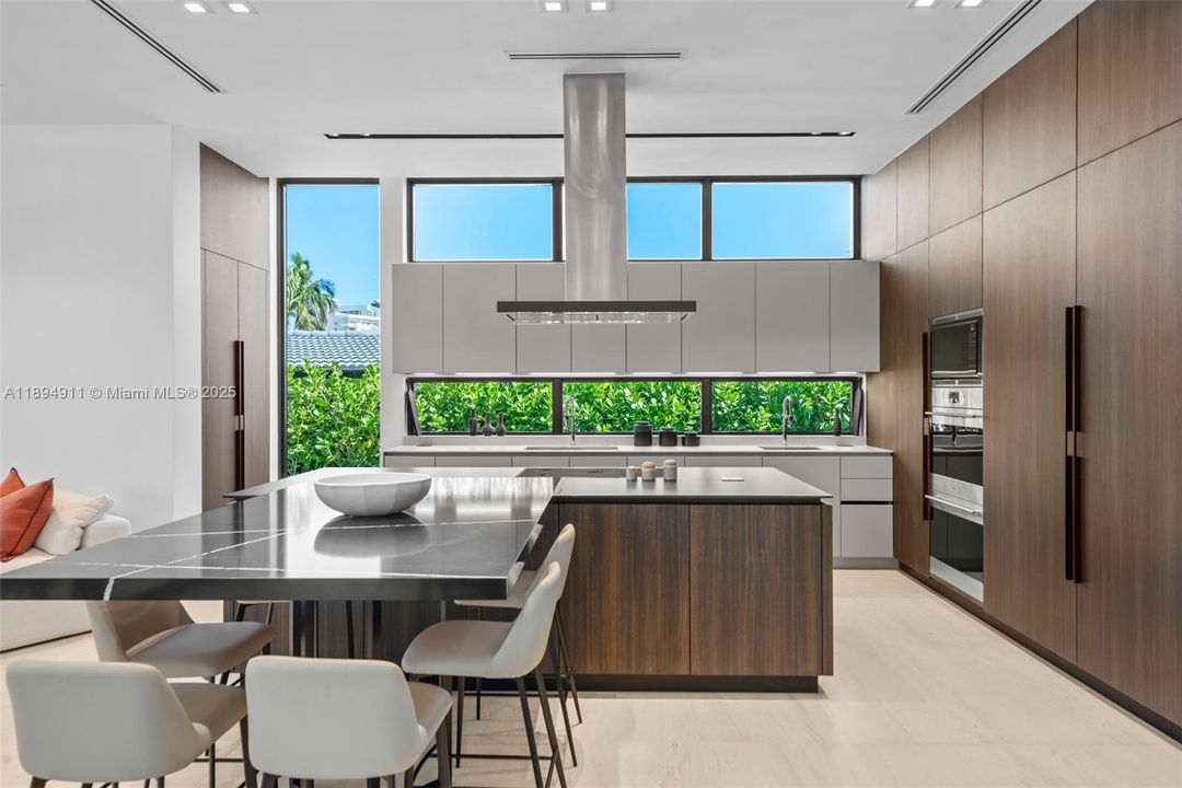 For Sale: $8,995,000 (7 beds, 7 baths, 6230 Square Feet)