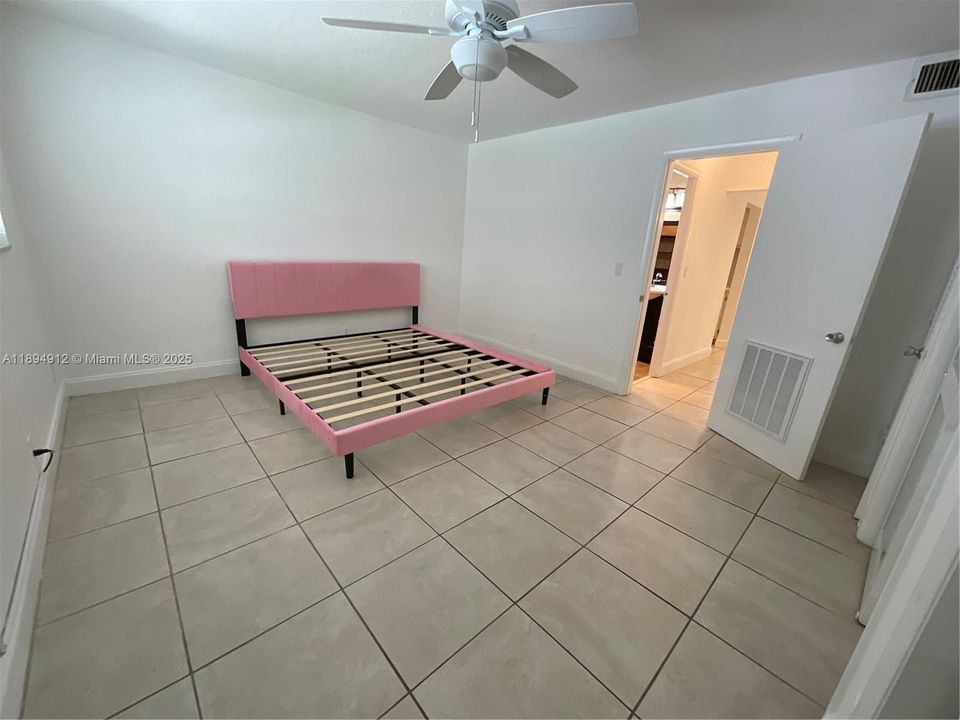 Active With Contract: $155,000 (1 beds, 1 baths, 650 Square Feet)