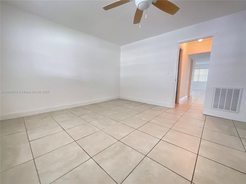 Active With Contract: $155,000 (1 beds, 1 baths, 650 Square Feet)