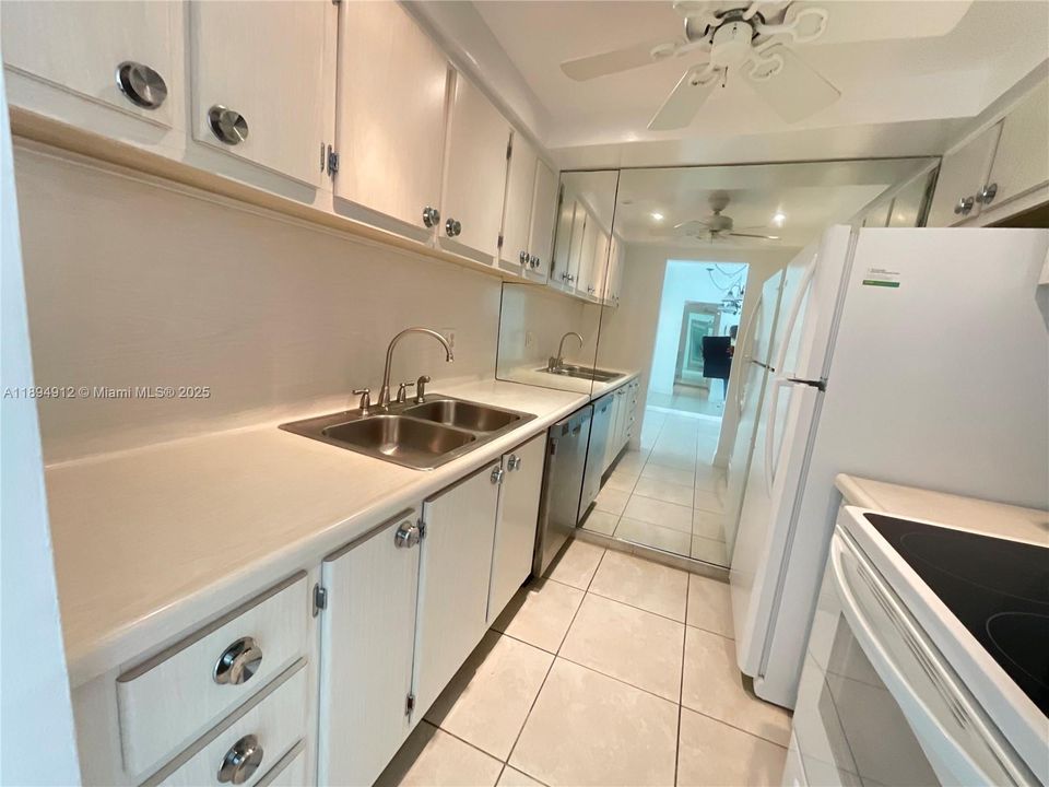 Active With Contract: $155,000 (1 beds, 1 baths, 650 Square Feet)