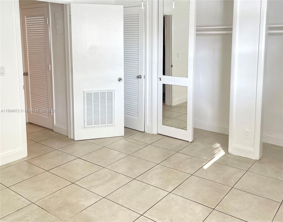 Active With Contract: $155,000 (1 beds, 1 baths, 650 Square Feet)