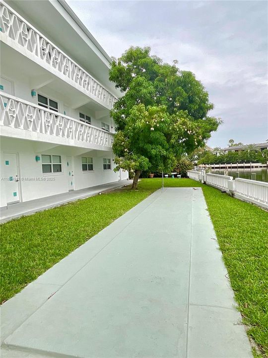 Active With Contract: $155,000 (1 beds, 1 baths, 650 Square Feet)
